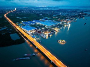 Ngày và đêm tại cảng, nhà máy đóng mới và sửa chữa tàu Nam Phát Ship