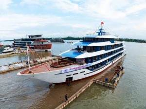 Nam Phát Cruise 02 - du thuyền 28 phòng ngủ ra mắt du khách Vịnh Hạ Long